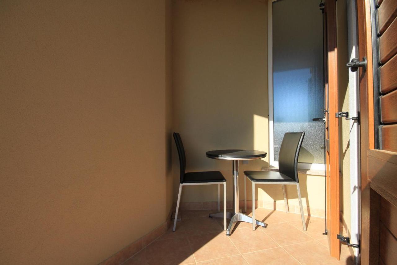 Apartments With A Parking Space Punta Kriza, Cres - 8082 Esterno foto